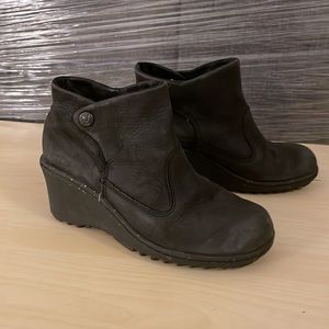 Keen akita ankle wedge boot size 5